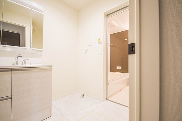 毎日使う洗濯機。しっかりと奥行きのある置き場が確保されています。