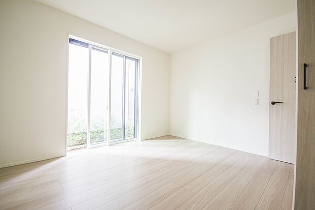 独立性を高めたお部屋。たっぷりの収納も配備しており、片付いた空間を現実出来そう。陽光も降り注ぐ明るく開放的な空間が魅力的。