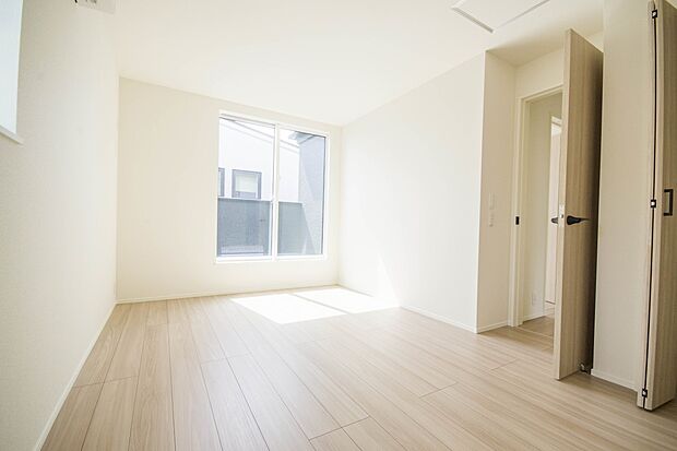 陽光が降り注ぐ明るく開放的な空間が魅力的。