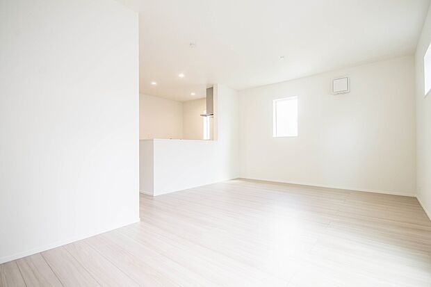 リビングは、食事スペースと寛げる場所設けてもまだ余裕の広さ。明るい光が照らしてくれます。