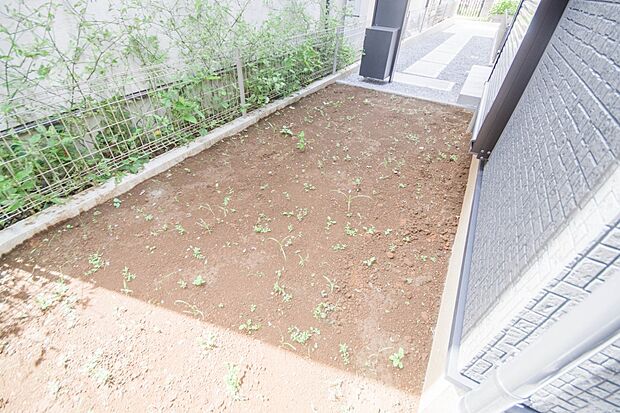 一戸建ての醍醐味は、何といっても庭があること。花や野菜を育てたり、子供と遊んだり、お客様を迎えたり…。大切なペットと過ごす心地良いスペースにもなりますね。