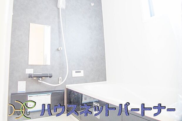 高級感溢れるカラーと大きさ・柔らかな曲線で構成された半身浴も楽しめるバスタブが心地よさをもたらします。