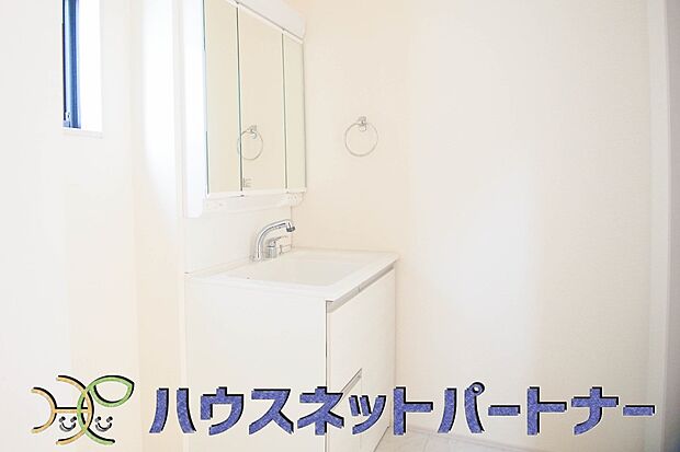 大きく見やすい三面鏡で清潔感ある洗面台は、身だしなみチェックや肌のお手入れに最適です。何かと物が増える場所だからこそ、スッキリと見映えの良い空間に拵えました。