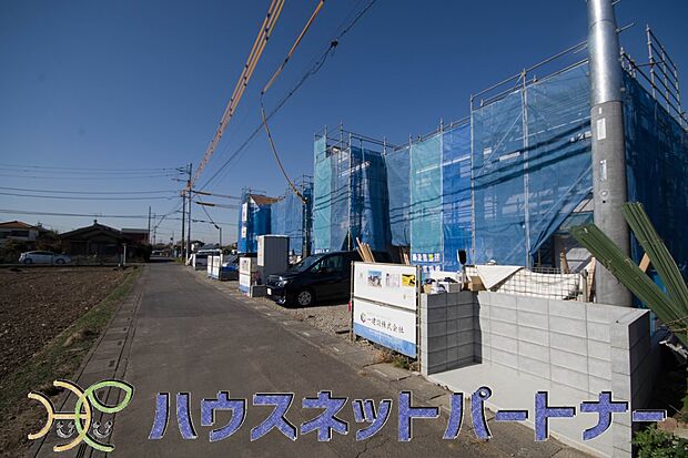 前面道路でお車を駐車するのも楽々。