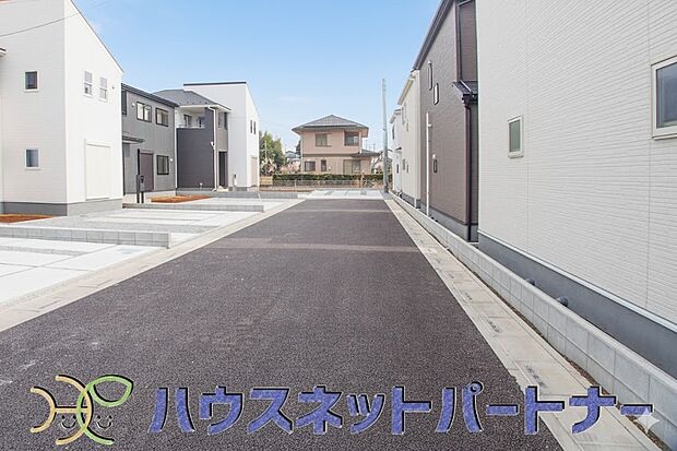 前面道路の日当たりの良い明るいお家。