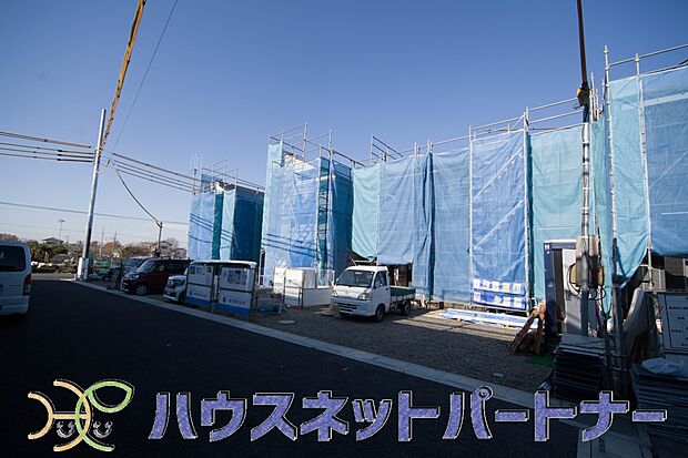 堂々たる趣ながら、主張し過ぎずどこか余裕を感じさせるシャープなフォルムで佇む邸宅は、晴天の空と照らし合わせる事で、本来あるべき完成形の姿を見せてくれます。