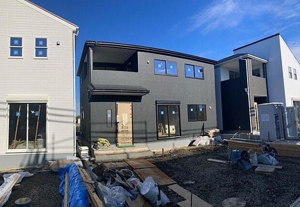 ゆったりとした駐車スペースを確保いたしましたので、大きめのお車でも駐車可能です。自転車やバイクなど、ゆとりのある敷地で置き場所に困ることはないでしょう。