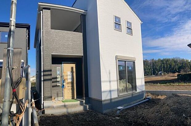 街に溶け合う美しい景観と、採光や風通しを考えて設計された間取り。近隣の視線を考え調整した窓位置など、外観だけでなく、住まうご家族の心地よさを最優先しました。