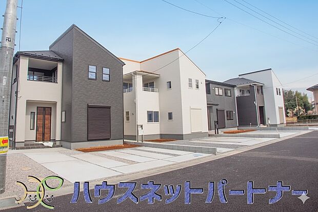 街に溶け合う美しい景観と、採光や風通しを考えて設計された間取り。近隣の視線を考え調整した窓位置など、外観だけでなく、住まうご家族の心地よさを最優先しました。