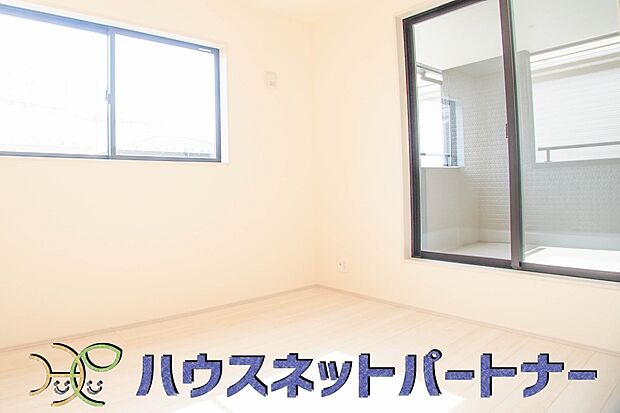 独立性を高めたお部屋。たっぷりの収納も配備しており、片付いた空間を現実出来そう。陽光も降り注ぐ明るく開放的な空間が魅力的。