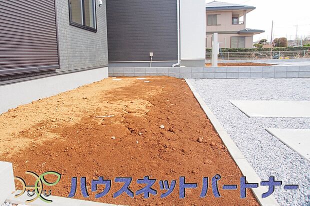 一戸建ての醍醐味は、何といっても庭があること。花や野菜を育てたり、子供と遊んだり、お客様を迎えたり…。大切なペットと過ごす心地良いスペースにもなりますね。