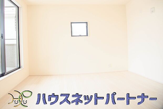 明るい窓のあるお部屋は子供部屋にぴったり。可愛い家具で素敵なお部屋に。