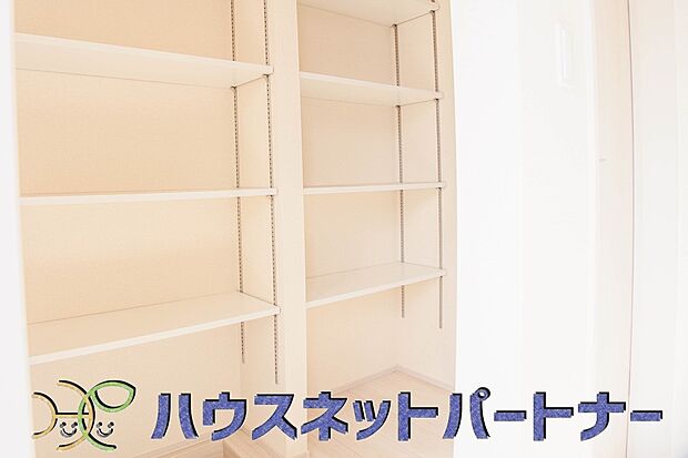 壁面クローゼットのメリットは、衣類が横一列に並ぶためひと目で洋服が選びやすいこと。衣類をたくさんお持ちの方も、限られたスペース内に無理なく収納することができます。