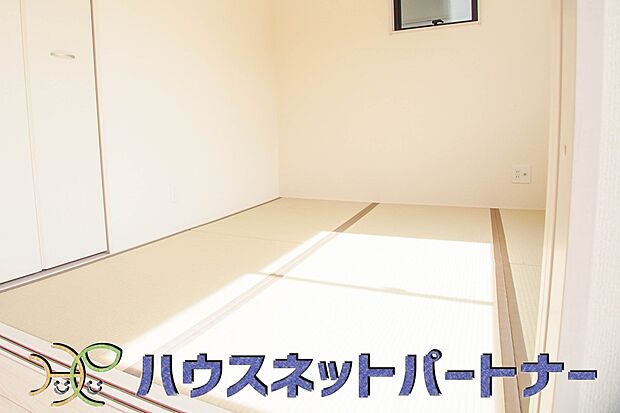 意外と場所をとるアイロンがけや、洗濯物をたたむときにも広々と使うことができ、ちょっと一休みしたい時、すぐに横になれることも魅力ですよね。また、来客時に客間や宿泊部屋として活用できます。