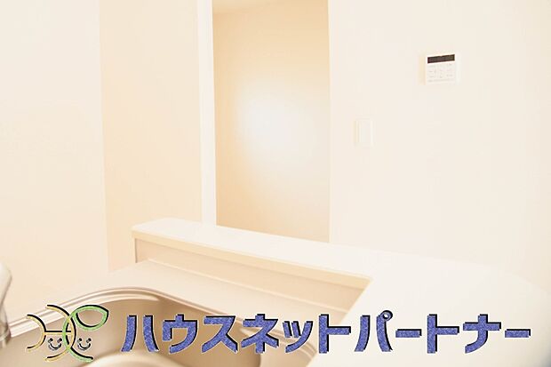 カウンターキッチンなら、リビングで遊ぶ子供の様子を見ながら料理ができるので安心です。料理を運んでもらったり、子供にお手伝いしてもらいやすいのもいいですね♪