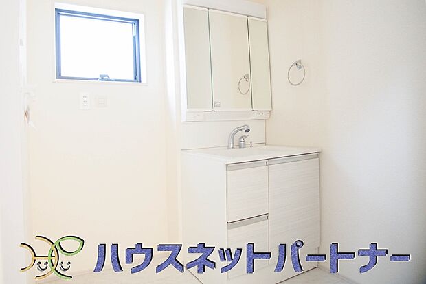 洗面室のある脱衣所は広々。脱いだお洋服をそのままお洗濯。