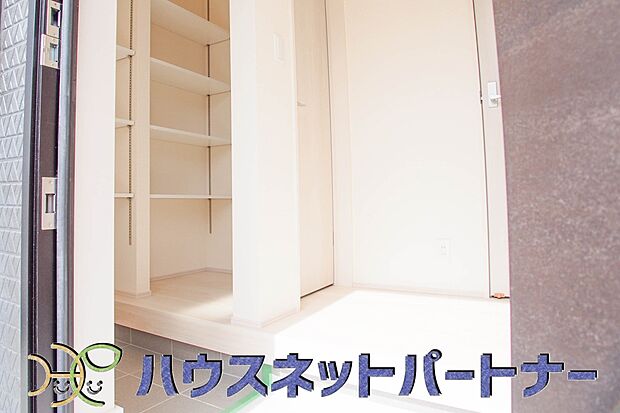 玄関扉を開くとゆったりとした空間。この感動を現地で是非体感してみて下さい。