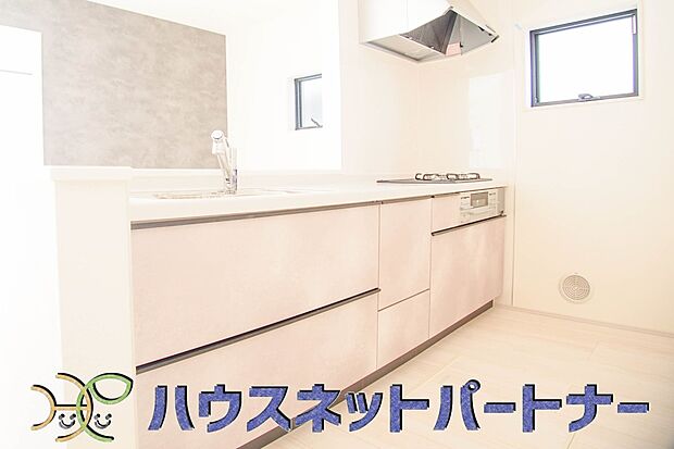 三口コンロで料理の幅を拡げてくれる使いやすいシステムキッチンを採用。洗い場も大きいので野菜や食器を洗ったりする際にも捗り、奥様の強い味方となってくれるはずです。