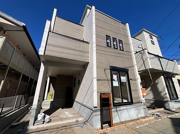 玄関横に駐車場なのでお買い物をした後は楽にお家へ。沢山お買物した時は助かりますね。