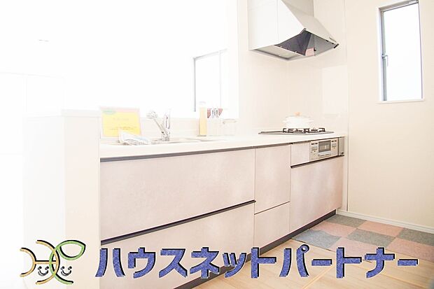 三口コンロで料理の幅を拡げてくれる使いやすいシステムキッチンを採用。洗い場も大きいので野菜や食器を洗ったりする際にも捗り、奥様の強い味方となってくれるはずです。