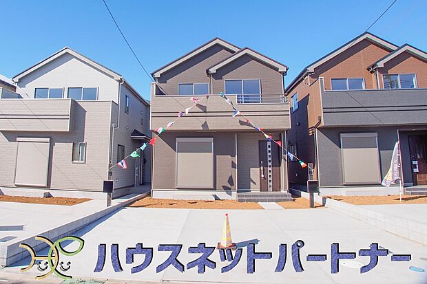 街に溶け合う美しい景観と、採光や風通しを考えて設計された間取り。近隣の視線を考え調整した窓位置など、外観だけでなく、住まうご家族の心地よさを最優先しました。