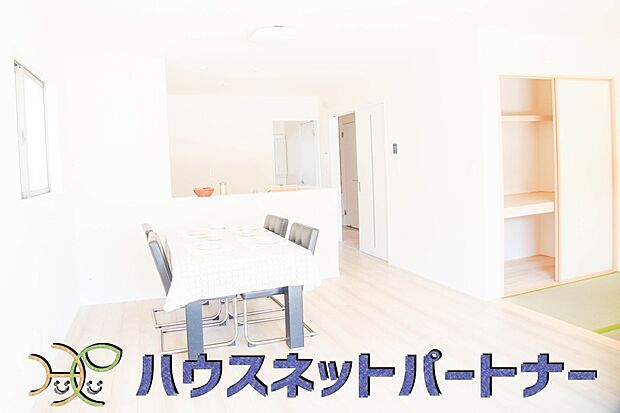 カウンターキッチンなら、リビングで遊ぶ子供の様子を見ながら料理ができるので安心です。料理を運んでもらったり、子供にお手伝いしてもらいやすいのもいいですね♪