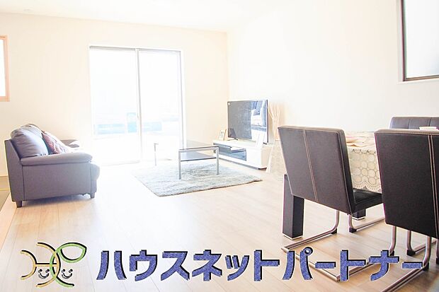 リビングは、食事スペースと寛げる場所設けてもまだ余裕の広さ。明るい光が照らしてくれます。