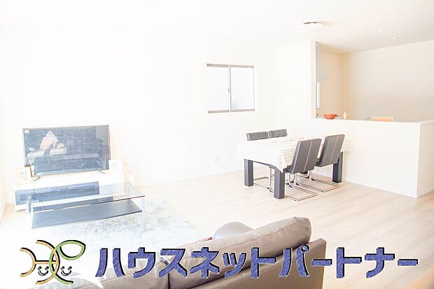 明るく開放的なダイニング。家族とのコミュニケーションが取りやすく、みんなの笑顔が溢れます