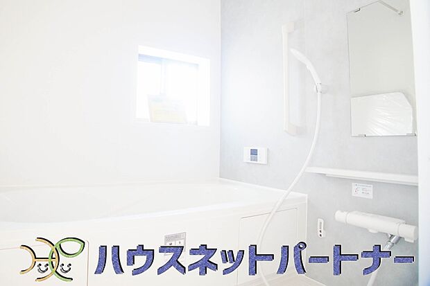 高級感溢れるカラーと大きさ・柔らかな曲線で構成された半身浴も楽しめるバスタブが心地よさをもたらします。