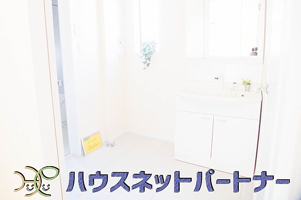 洗面室のある脱衣所は広々。脱いだお洋服をそのままお洗濯。