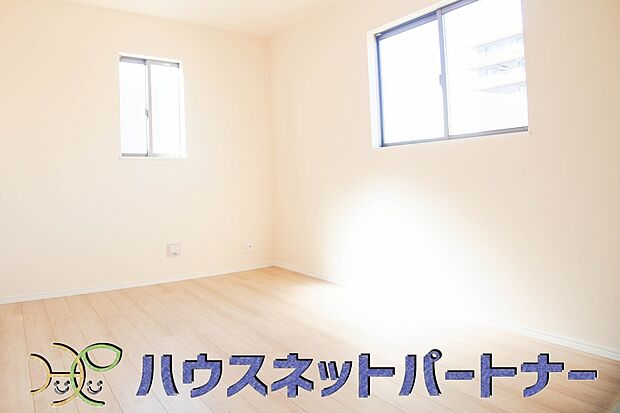 独立性を高めたお部屋。たっぷりの収納も配備しており、片付いた空間を現実出来そう。陽光も降り注ぐ明るく開放的な空間が魅力的。