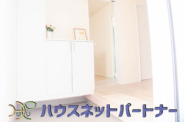 玄関扉を開くとゆったりとした空間。この感動を現地で是非体感してみて下さい。