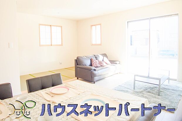 通風・採光に優れ、心地よい光と風が溢れています。 贅沢で豊かな居住性と、プライドを満たすクオリティが見事に調和した住空間。新築ならではの快適なひとときをご体感頂ける筈です。