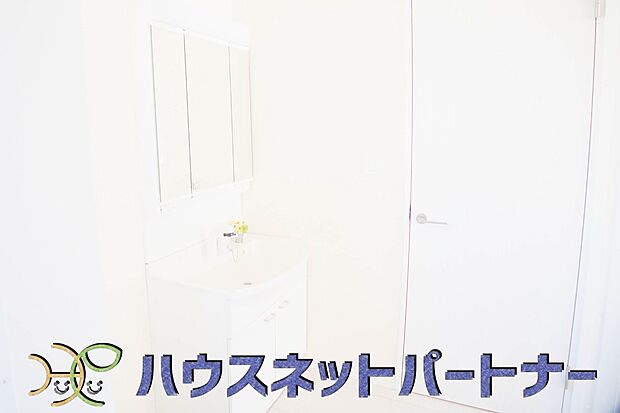 大きく見やすい三面鏡で清潔感ある洗面台は、身だしなみチェックや肌のお手入れに最適です。何かと物が増える場所だからこそ、スッキリと見映えの良い空間に拵えました。