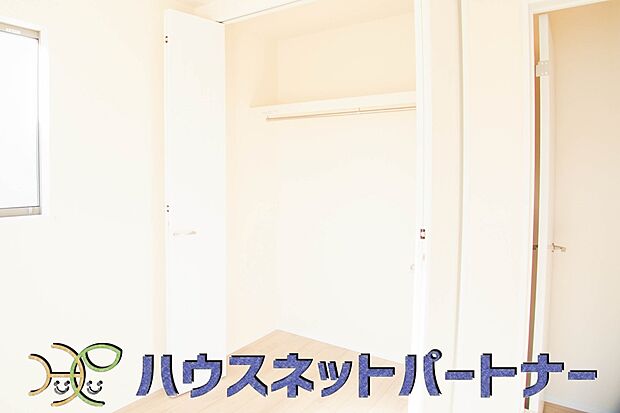 壁面クローゼットのメリットは、衣類が横一列に並ぶためひと目で洋服が選びやすいこと。衣類をたくさんお持ちの方も、限られたスペース内に無理なく収納することができます。