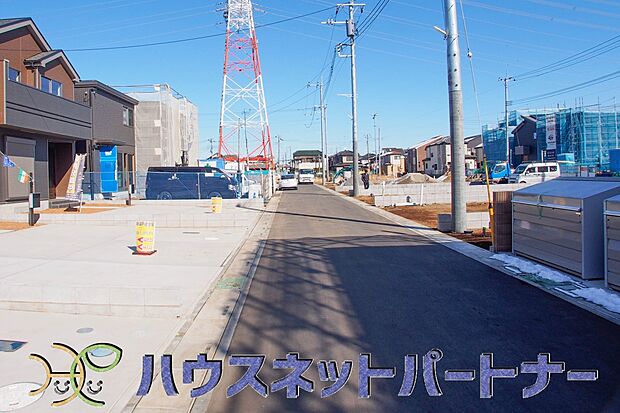 前面道路の日当たりの良い明るいお家。