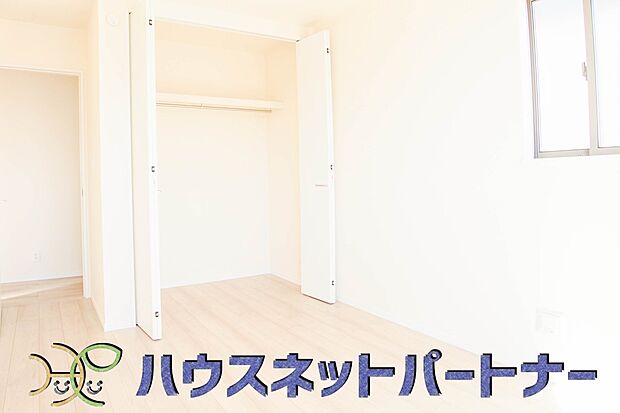 2面窓のある風通しの良いお部屋は心も体も元気にしてくれます。自分だけのお部屋作りを楽しんでみては。