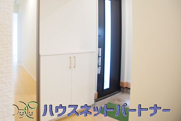 大型のシューズボックスには靴やブーツ、サンダルはもちろん、ハンカチや手袋、バック類などのお出かけ用品、印鑑や朱肉なども収納可能です。