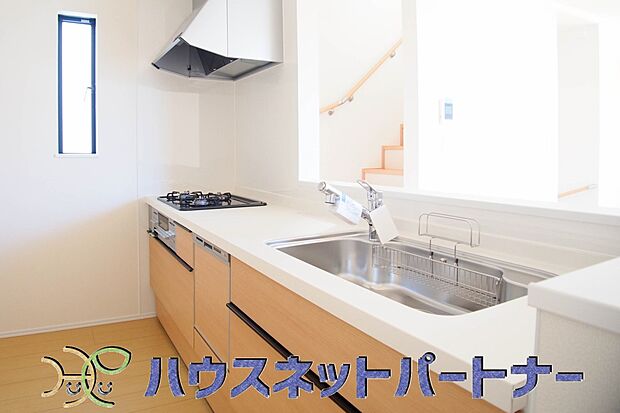 木目調のキッチンは落ち着いた雰囲気で収納もたくさん。嬉しい食洗器付です。汚れも目立ちません。