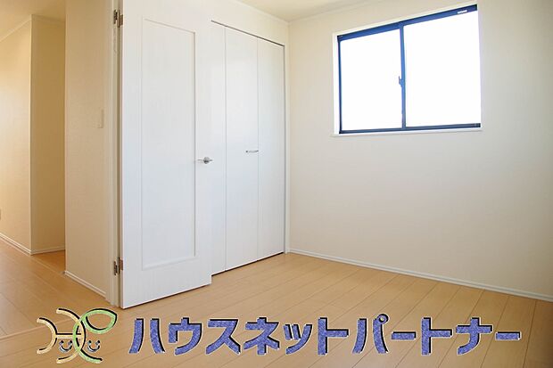 窓のある洋室は落ち着いた雰囲気のお部屋です。ベッドを置いてゆったりと心も体も休まるお部屋へ。