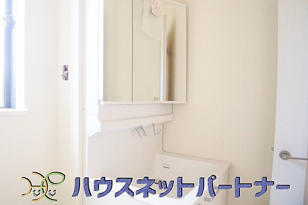 美しく洗練された空間に演出しました。顔を洗って一日が始まり、歯を磨いて一日が終わる。洗面化粧台にそんな思いを込めて造り込みました。