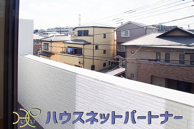 青い空が近くに感じるバルコニーは、爽やかな風をお部屋へ運んでくれます。