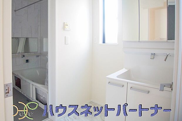 広い脱衣所、洗面台も大きなサイズを設置。戸建では見ない広さと解放感。