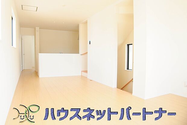 キッチン吊戸棚を無くす事によって、コミュニケーションを重視した設計に致しました。区画によって変わる一体感を、実際にご覧になって頂けましたらと思います。