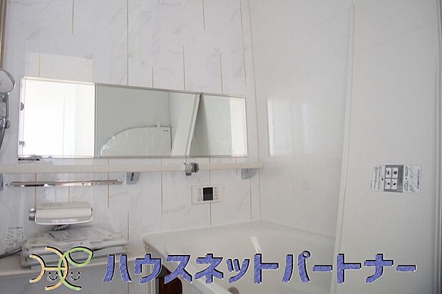 高級感溢れるカラーと大きさ・柔らかな曲線で構成された半身浴も楽しめるバスタブが心地よさをもたらします。窓もあるので換気もしっかりできますね。