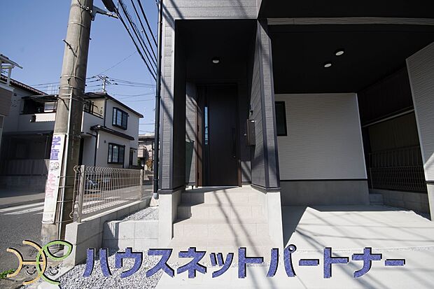 玄関の扉を開けるとそこは家族の待つお家。笑い声が聞こえてきそう。