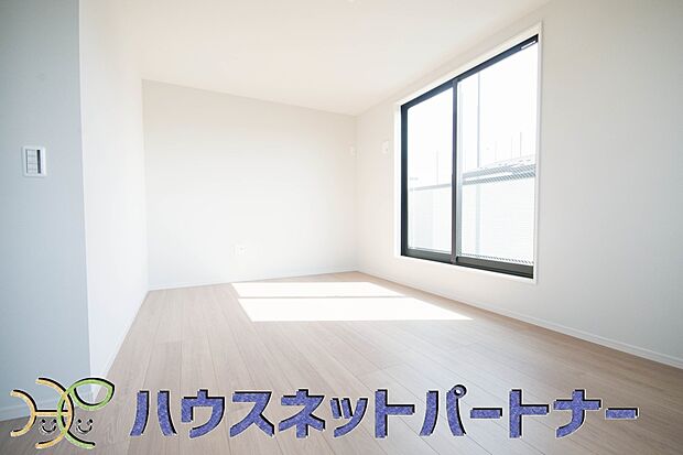 ベッドを置いて主寝室をイメージ。それでも広々してますね。