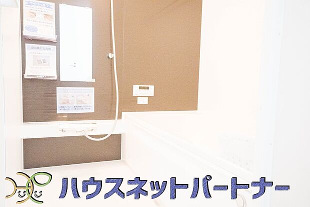 心地よいバスタイムを演出する浴室はゆとりあるサイズを採用。保温機能付き、汚れをはじく有機ガラス系の新素材を採用した浴室。美しく機能的な設備を採用。