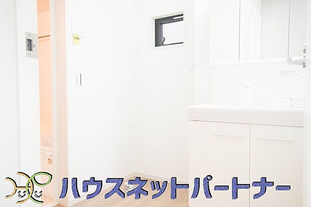 大きく見やすい三面鏡で清潔感ある洗面台は、身だしなみチェックや肌のお手入れに最適です。何かと物が増える場所だからこそ、スッキリと見映えの良い空間に拵えました。