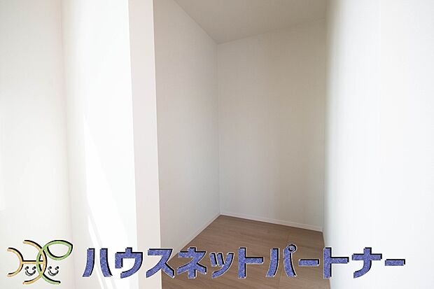 WICのメリットの1つ目は、1箇所にまとめて収納が出来ること。2つ目は、衣替えが必要ないこと。3つ目は、扉が少なくなり室内がスッキリ見えること。